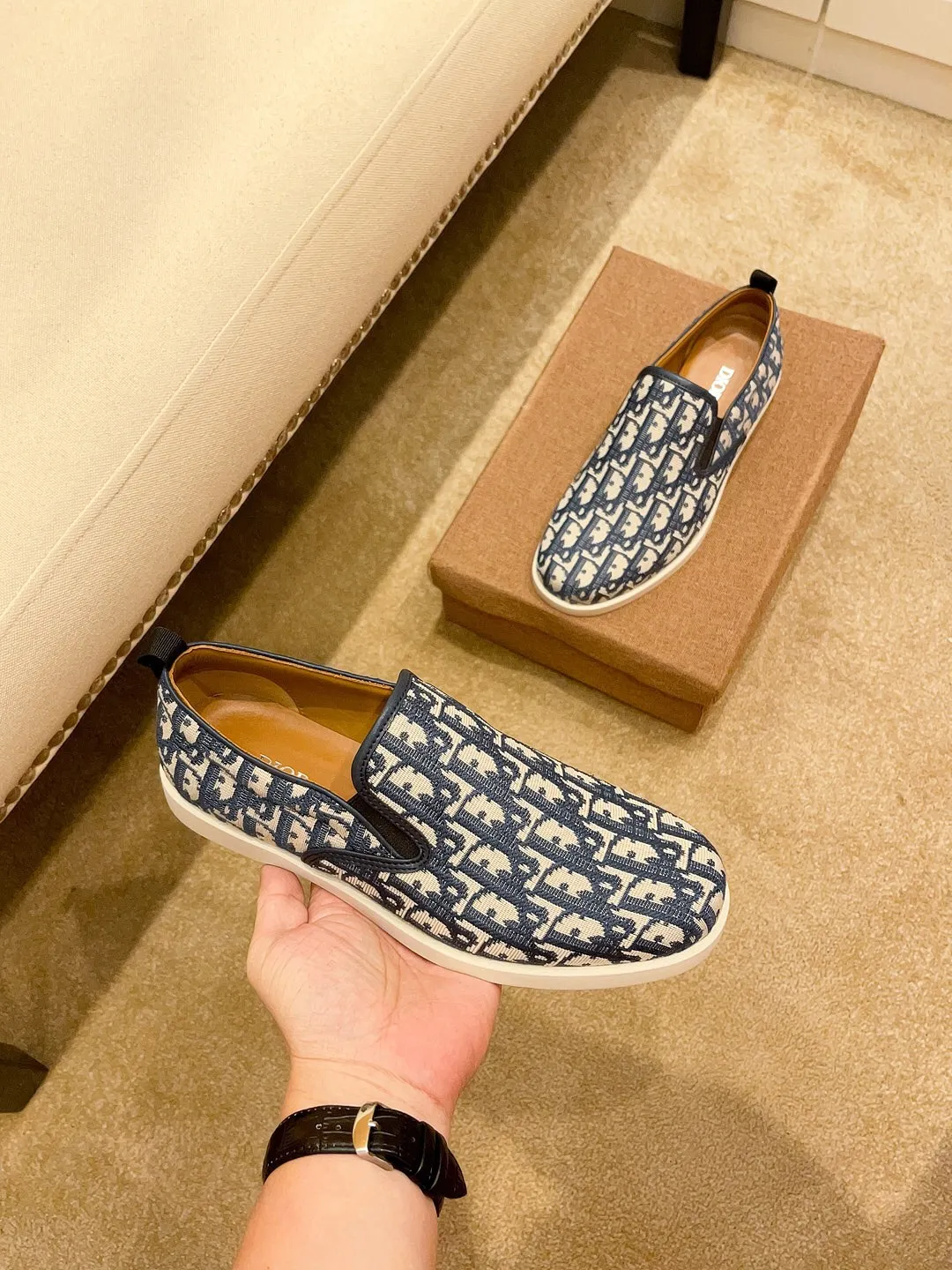 Factory price 380🔥[Dior] The latest 2024 new model is carefully crafted and set off the audience! An international brand that continues to innovate. This men's all-season casual shoe, the original version, has an all-leather upper, breathable and comfortable leather feet ➕Rubber non-slip outsole, breathable and comfortable, quality speaks for itself👄Color: two colors Size: 38-44